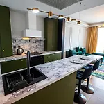 38 & 32 Floor Amazing Balcony Views, Pool , Gym, And Free Parking *