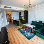 38 & 32 Floor Amazing Balcony Views, Pool , Gym, And Free Parking