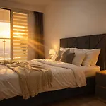 Апартаменти 38 & 32 Floor Amazing Balcony Views, Pool , Gym, And Free Parking