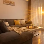 38 & 32 Floor Amazing Balcony Views, Pool , Gym, And Free Parking Апартаменти
