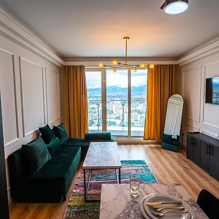 Stylish With Amazing Balcony Views, Pool & Apartamento