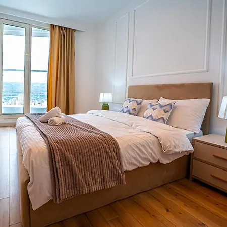 38 & 32 Floor Amazing Balcony Views, Pool , Gym, And Free Parking