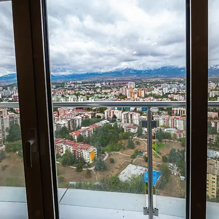 Stylish With Amazing Balcony Views, Pool & Apartamento *