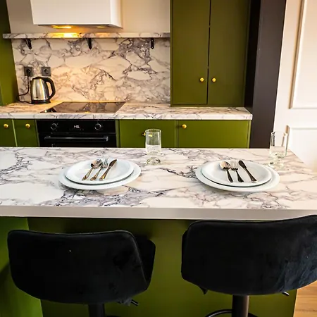 Stylish With Amazing Balcony Views, Pool & Apartamento