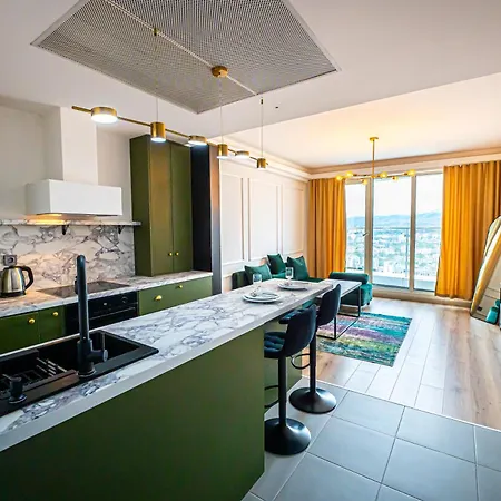 Stylish With Amazing Balcony Views, Pool & Apartamento *