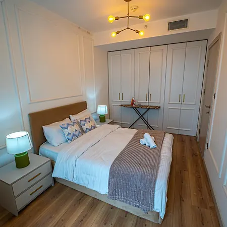 Stylish With Amazing Balcony Views, Pool & Apartamento Skopie