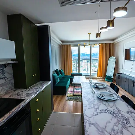 Stylish With Amazing Balcony Views, Pool & Apartamento Skopie