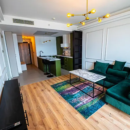 Stylish With Amazing Balcony Views, Pool &