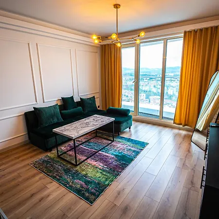 Stylish With Amazing Balcony Views, Pool &