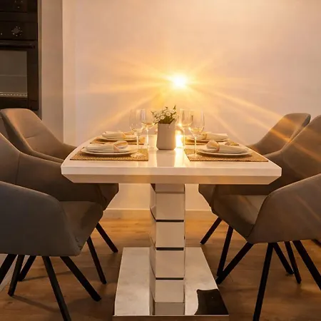 Διαμέρισμα 38 & 32 Floor Amazing Balcony Views, Pool , Gym, And Free Parking