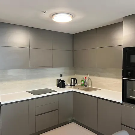 Apartment 38 & 32 Floor Amazing Balcony Views, Pool , Gym, And Free Parking *