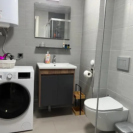 38 & 32 Floor Amazing Balcony Views, Pool , Gym, And Free Parking