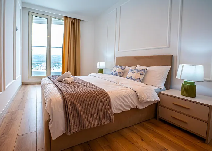 38 & 32 Floor Amazing Balcony Views, Pool , Gym, And Free Parking