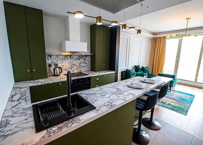 38 & 32 Floor Amazing Balcony Views, Pool , Gym, And Free Parking *