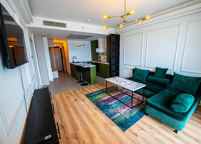 38 & 32 Floor Amazing Balcony Views, Pool , Gym, And Free Parking