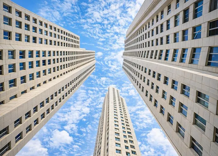 38 & 32 Floor Amazing Balcony Views, Pool , Gym, And Free Parking *