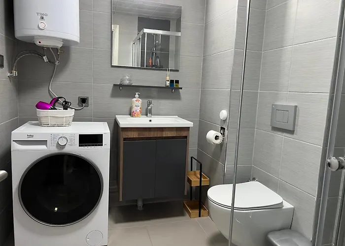 38 & 32 Floor Amazing Balcony Views, Pool , Gym, And Free Parking